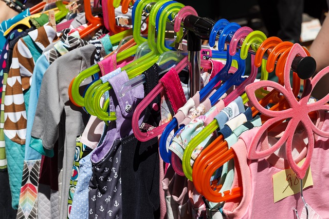 Mehr über den Artikel erfahren Zeit sparen durch den Kinderkleider-Basar – Mit 3 Power-Tipps für glückliches Shoppen