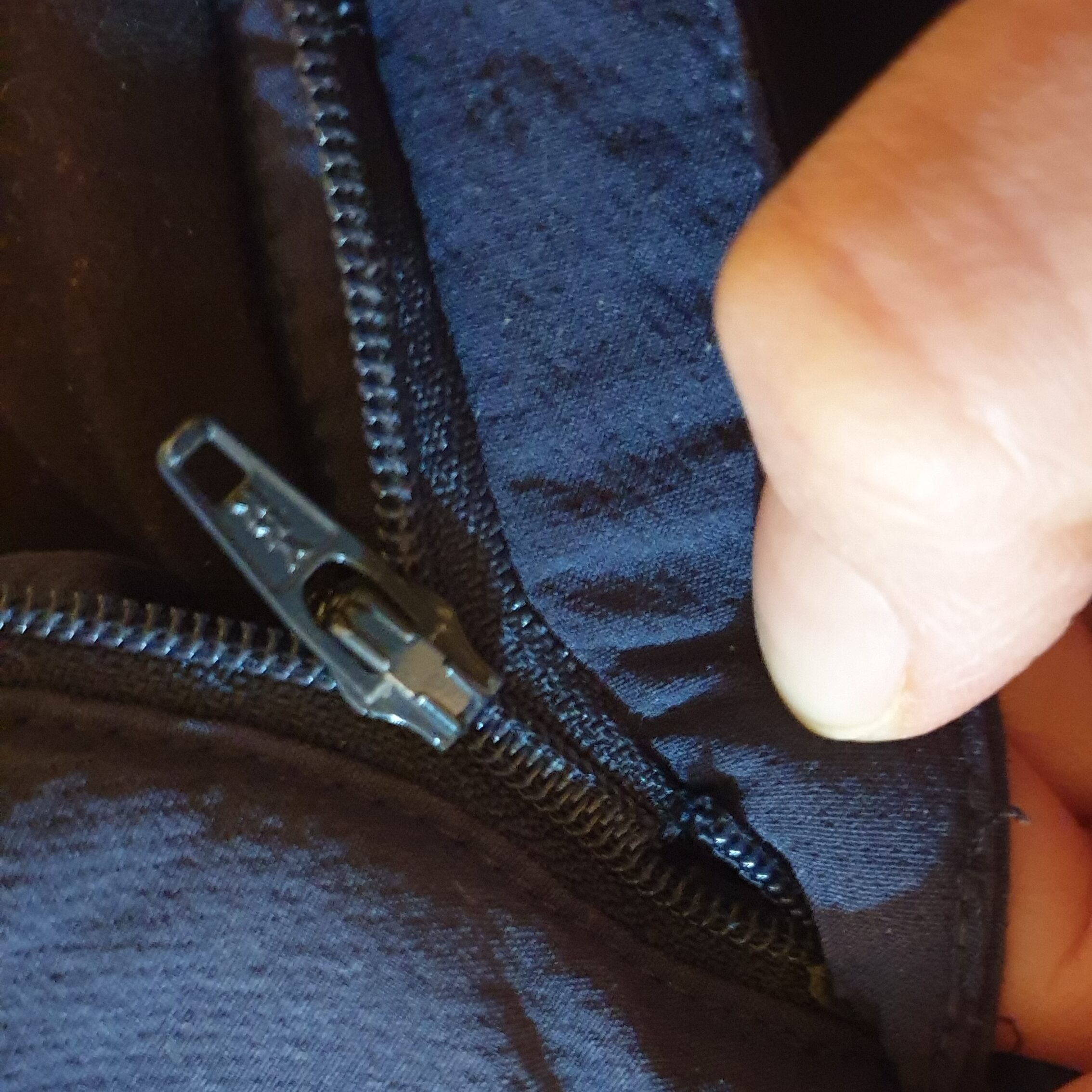 Du betrachtest gerade Kaputte Reißverschlüsse schnell reparieren